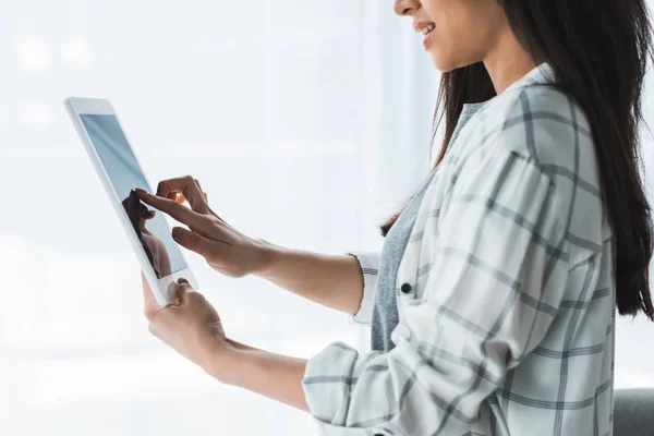 Afrikanerin mit digitalem Tablet am Fenster — Stockfoto