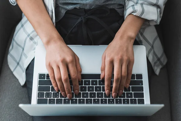 Visão de close-up de mãos femininas digitando no teclado do laptop — Fotografia de Stock