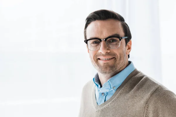 Sonriente hombre atractivo con gafas browline - foto de stock