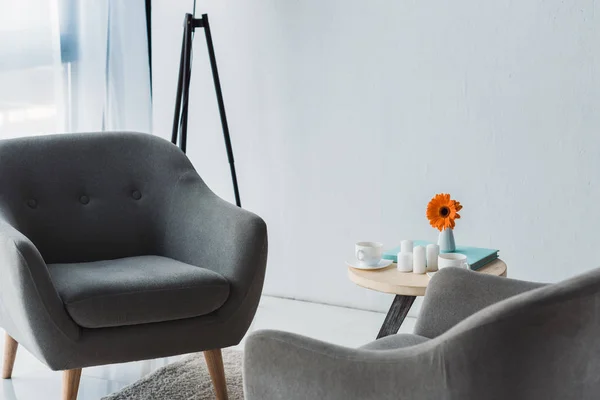 Accogliente ufficio dai toni chiari con sedie grigie e tavolo — Foto stock