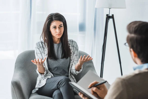 Woman complaining to male psychotherapist in doctor office — Stock Photo