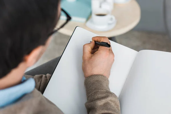 Close-up view of psychotherapist making notes of patient complaints — Stock Photo