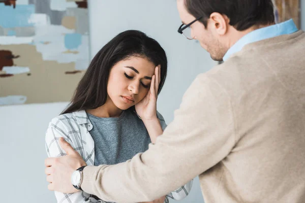 Terapista sostenere il suo paziente femminile sconvolto — Foto stock