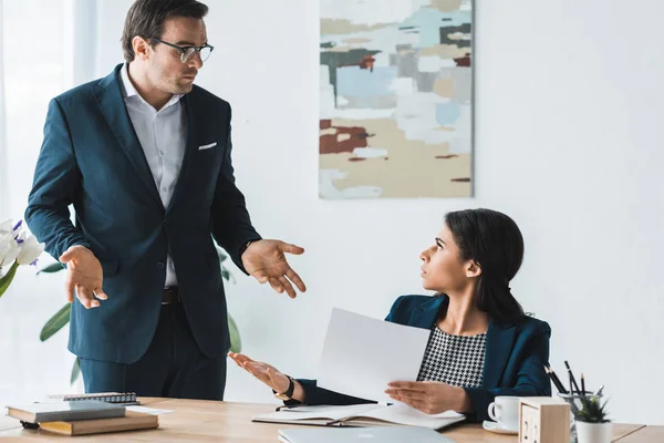 I colleghi di lavoro discutono di un progetto in un ufficio moderno — Foto stock