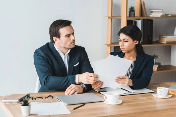 Compañeros de negocios discutiendo sobre un proyecto en una oficina moderna - foto de stock