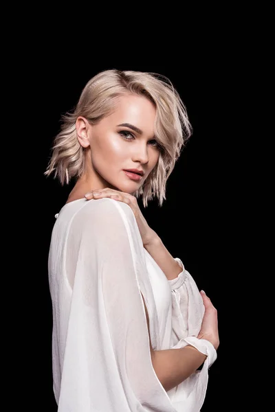 Attraktives blondes Model in weiß, isoliert auf schwarz — Stockfoto
