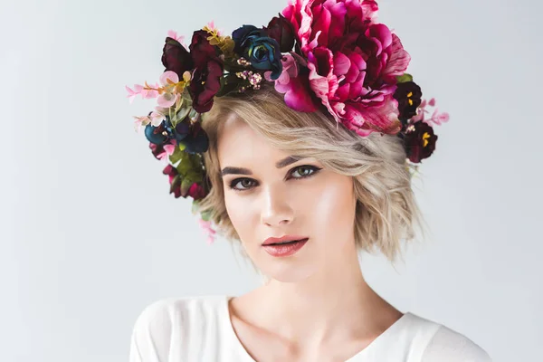 Portrait de belle fille posant en couronne florale rose, isolé sur gris — Photo de stock