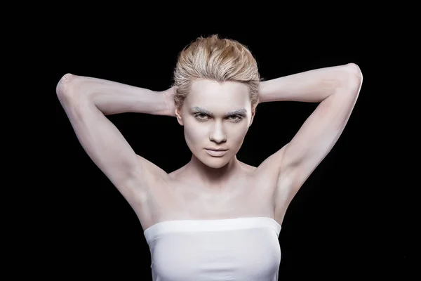 Jeune femme à la mode posant avec du maquillage blanc, isolé sur noir — Photo de stock