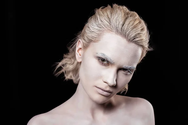 Jeune femme blonde posant avec du maquillage blanc, isolé sur noir — Photo de stock