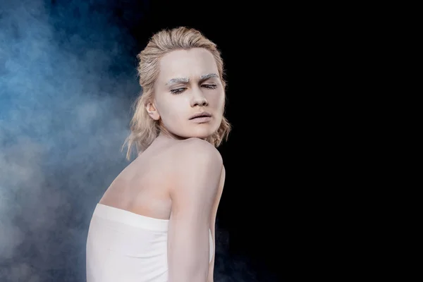 Chica de moda con maquillaje blanco, aislado en negro con humo - foto de stock