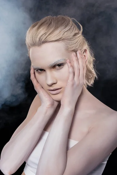 Retrato de bela menina loira com maquiagem branca no estúdio fumegante — Fotografia de Stock