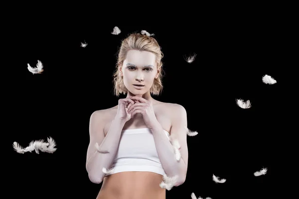Blondes Mädchen mit weißem Make-up, isoliert auf schwarzem mit Federn — Stockfoto