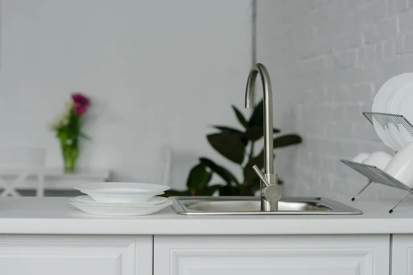 Robinet d'eau et évier à la lumière cuisine moderne — Photo de stock