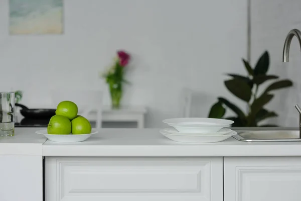 Maçãs saborosas maduras no balcão da cozinha — Fotografia de Stock