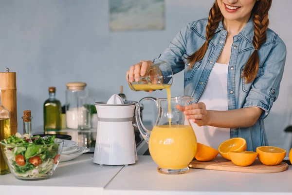 Grávida com suco de laranja — Fotografia de Stock