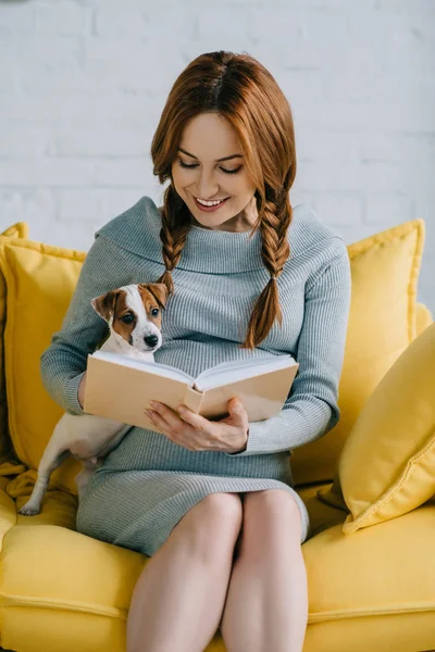 Pregnant reading — Stock Photo