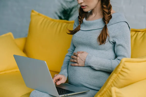 Enceinte utilisant un ordinateur portable — Photo de stock