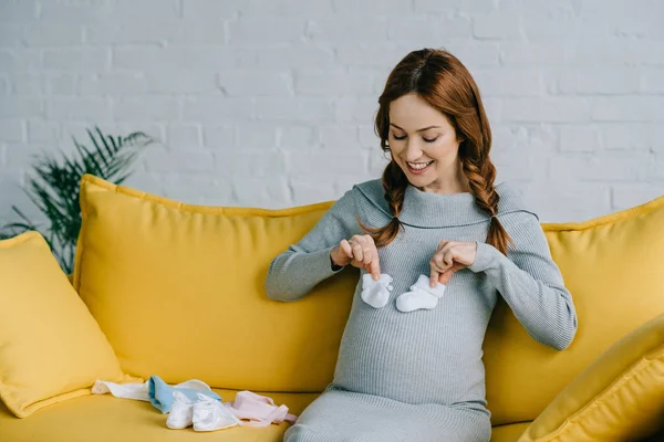 Embarazada de zapatos recién nacidos - foto de stock