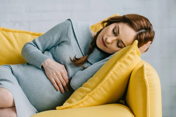 Embarazada durmiendo - foto de stock