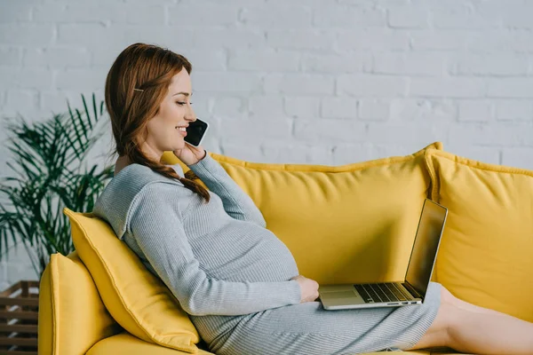 Pregnant using laptop — Stock Photo