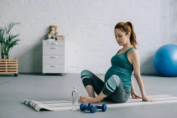 Yoga incinta — Foto stock