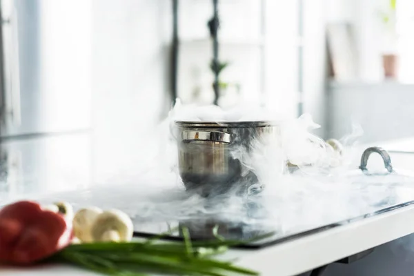 Sartén con vapor en la cocina eléctrica - foto de stock