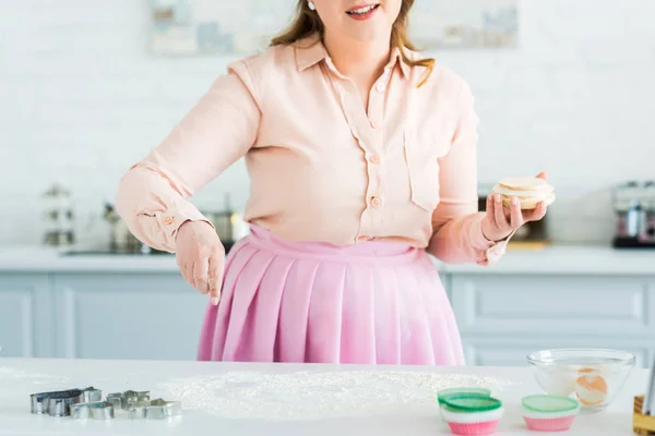 Abgeschnittenes Bild einer Frau, die Mehl auf der Küchentheke verstreut — Stockfoto