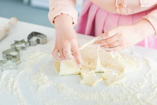 Abgeschnittenes Bild einer Frau, die in der Küche Kekse zubereitet — Stockfoto