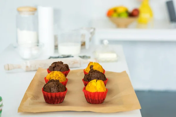 Deliciosas magdalenas cocidas en bandeja en la cocina - foto de stock