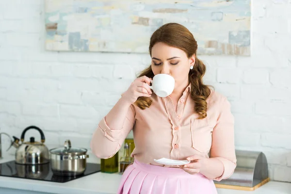 Schöne Frau trinkt Kaffee in der Küche — Stockfoto