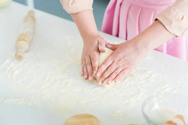 Abgeschnittenes Bild einer Frau, die Teig auf der Küchentheke knetet — Stockfoto