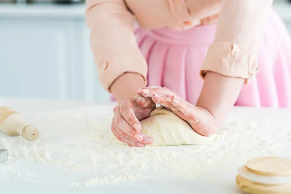 Image recadrée de la femme pétrissant la pâte dans la cuisine — Photo de stock