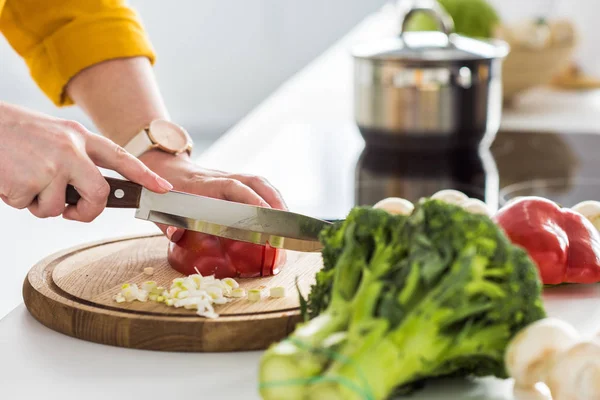 Imagem cortada de mulher cortando pimentão na cozinha — Fotografia de Stock