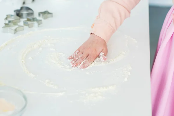 Image recadrée de femme étalant de la farine sur le comptoir de cuisine — Photo de stock