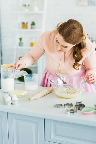 Bella donna guardando il burro in cucina — Foto stock