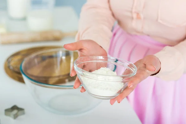 Обрізане зображення жінки, що тримає миску з борошном на кухні — стокове фото