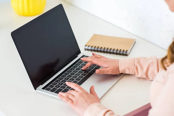 Imagem recortada de mulher usando laptop na mesa — Fotografia de Stock