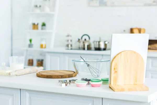 Placa de corte e tigela com batedor no balcão da cozinha — Fotografia de Stock