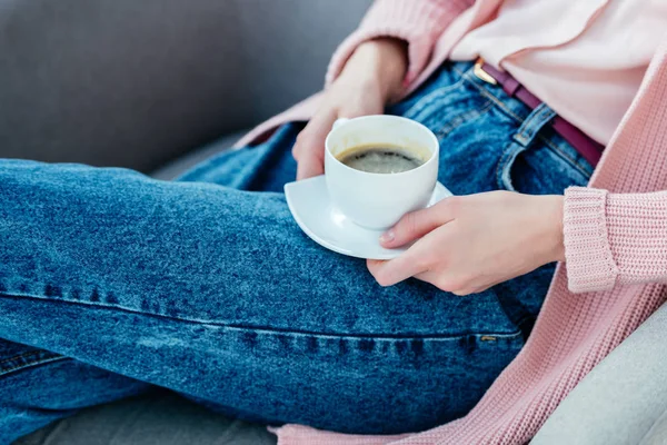 Visão parcial da mulher em roupas casuais com xícara de café nas mãos — Fotografia de Stock