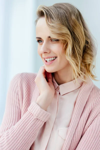 Retrato de bela mulher sorridente em blusa rosa e casaco olhando para longe — Fotografia de Stock