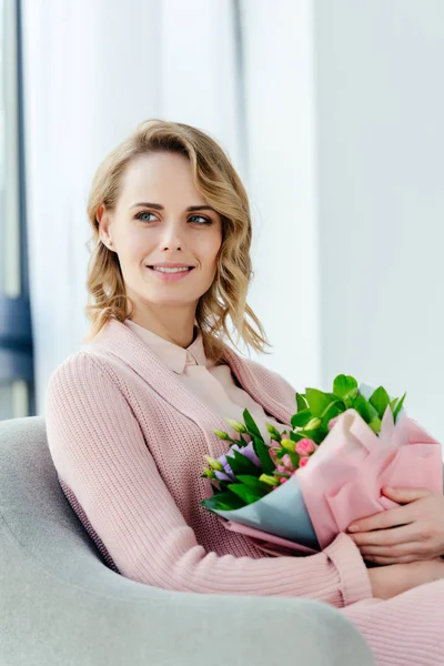 Retrato de bela mulher sorridente com buquê de flores — Fotografia de Stock