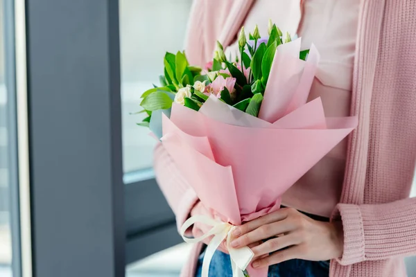 Tiro recortado de mulher com buquê de flores em mãos, conceito de dia de mães — Fotografia de Stock