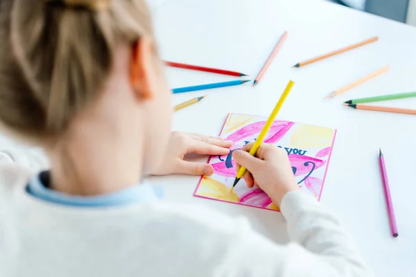 Selektiver Fokus des Kindes beim Zeichnen von Grußkarten für Mutter mit Buntstiften am Tisch, Muttertagsferienkonzept — Stockfoto