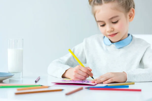 Portrait of kid drawing greeting postcard for mother with colorful pencils at table, mothers day holiday concept — Stock Photo