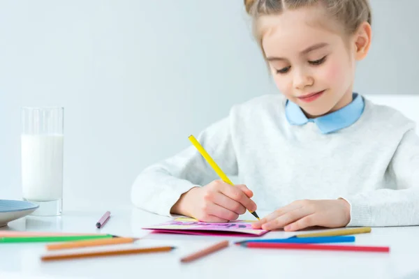 Retrato de criança desenho cartão postal para a mãe com lápis coloridos à mesa, conceito de feriado dia das mães — Fotografia de Stock