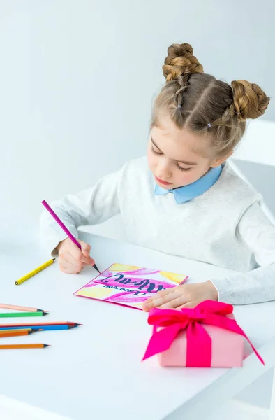 Retrato de criança desenho cartão postal para a mãe com lápis coloridos à mesa, conceito de feriado dia das mães — Fotografia de Stock