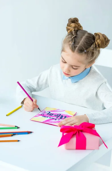 Portrait d'enfant dessin carte postale de vœux pour la mère avec crayons colorés à la table, concept de vacances de la fête des mères — Photo de stock