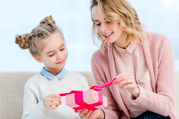 Mère et fille ouverture boîte cadeau sur bonne fête des mères — Photo de stock