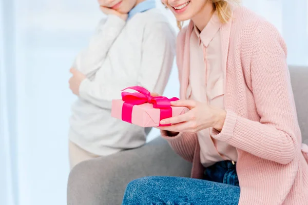 Image recadrée de mère tenant boîte cadeau lors de la fête des mères heureuses — Photo de stock
