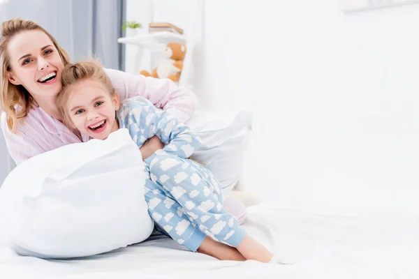 Lächelnde Mutter und Tochter haben Spaß zu Hause — Stockfoto